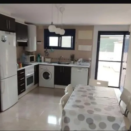 Piso Planta Baja Y Gran Patio Con Piscina Comunitaria Apartment *
